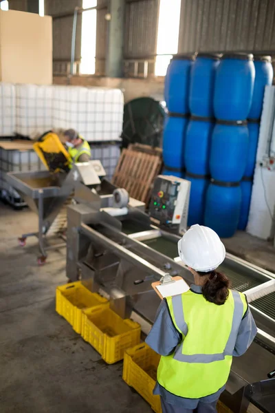 Técnica feminina escrevendo na área de transferência — Fotografia de Stock