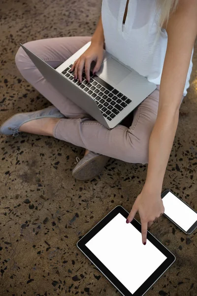 Kobieta za pomocą laptopa i tabletu w biurze — Zdjęcie stockowe