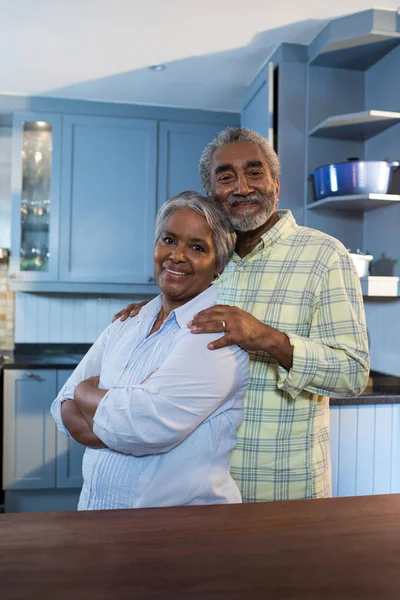 Man and woman standing in kitchen — Stock Photo, Image