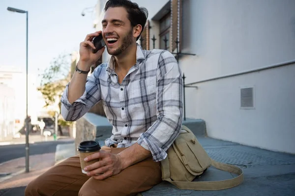 Χαρούμενος άνθρωπος μιλάει στο κινητό τηλέφωνο — Φωτογραφία Αρχείου