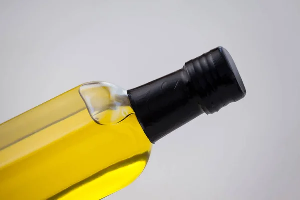 Обрезанное изображение бутылки с маслом — стоковое фото