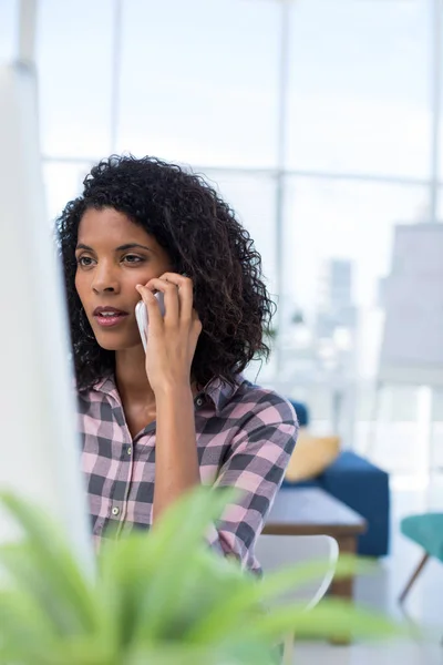 Kvinnliga verkställande talar i mobiltelefon — Stockfoto