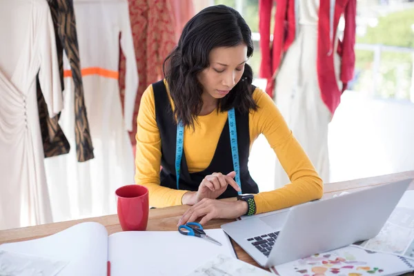 Designer feminino ajustando relógio inteligente — Fotografia de Stock