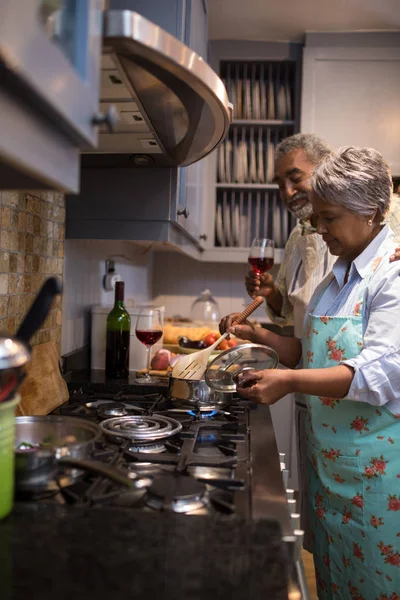 Homem e mulher preparando comida em casa — Fotografia de Stock