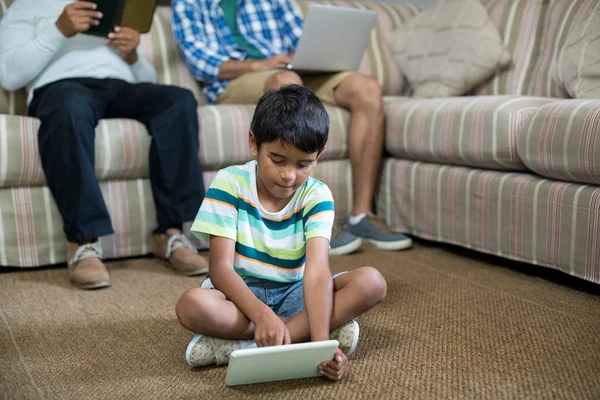 Boy menggunakan tablet dengan ayah dan kakek — Stok Foto