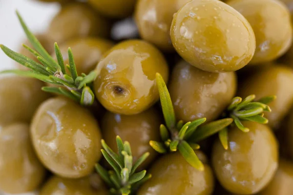 Extrem närbild på gröna oliver — Stockfoto