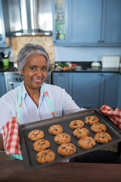 Woman showing baked cookies — Stock Photo, Image