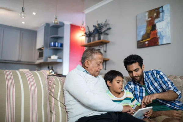 Apja és nagyapja mutatva a tabletta — Stock Fotó