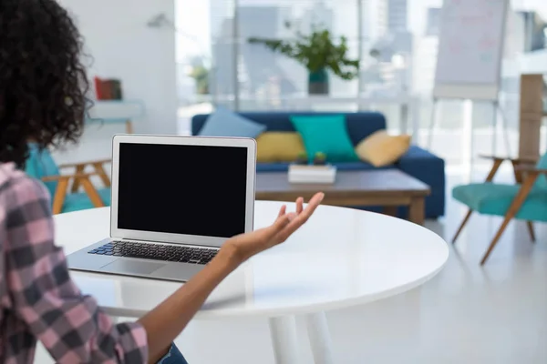 Executivo feminino trabalhando no laptop — Fotografia de Stock