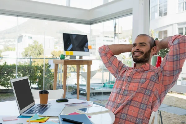 Designer with hands behind head — Stock Photo, Image