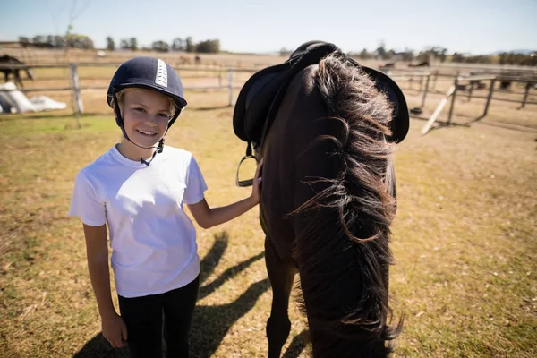 Menina de pé ao lado do cavalo marrom — Fotografia de Stock