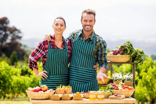 Casal vendendo legumes — Fotografia de Stock