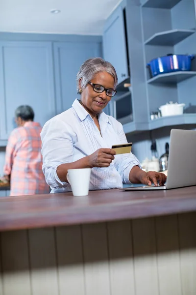 Woman doing online shopping — Stock Photo, Image