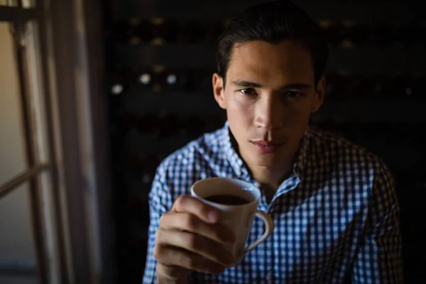 Man håller kaffekoppen i restaurang — Stockfoto