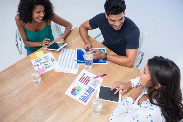 Equipo de ejecutivos teniendo una discusión —  Fotos de Stock