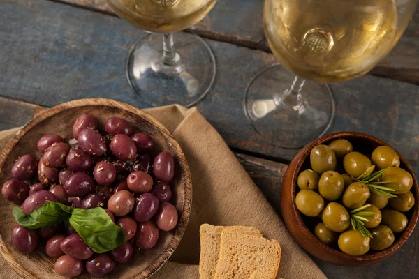 Aceitunas negras y verdes servidas con vino blanco — Foto de Stock