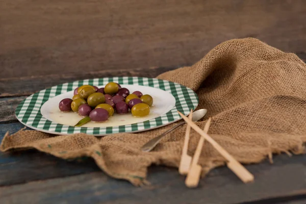 Olive nere e verdi servite in piatto — Foto Stock