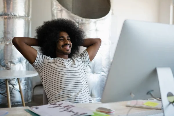 Jovem relaxante na mesa no escritório — Fotografia de Stock