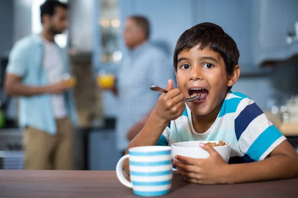 Junge frühstückt mit Familie — Stockfoto