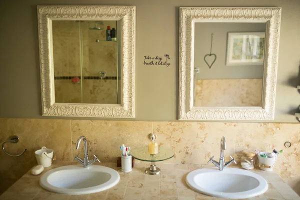 Spegel över handfat i badrummet — Stockfoto
