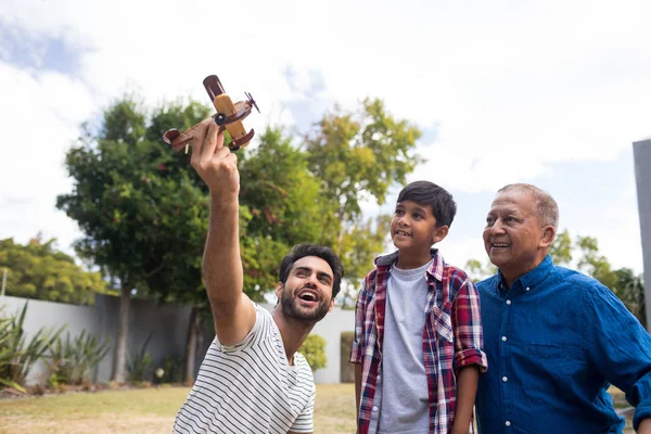 Jongen met opa op zoek naar man houdt van speelgoed vliegtuig — Stockfoto