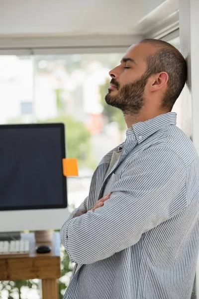 Ontwerper met armen gekruist ontspannen — Stockfoto