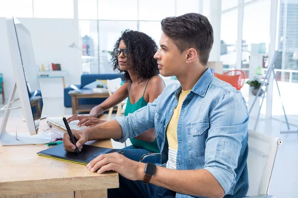 Diseñadores gráficos trabajando en computadoras —  Fotos de Stock