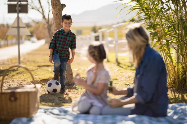 Mutter interagiert mit Kindern im Park — Stockfoto