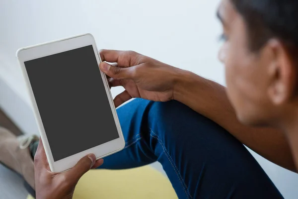 Primer plano del hombre utilizando la tableta —  Fotos de Stock