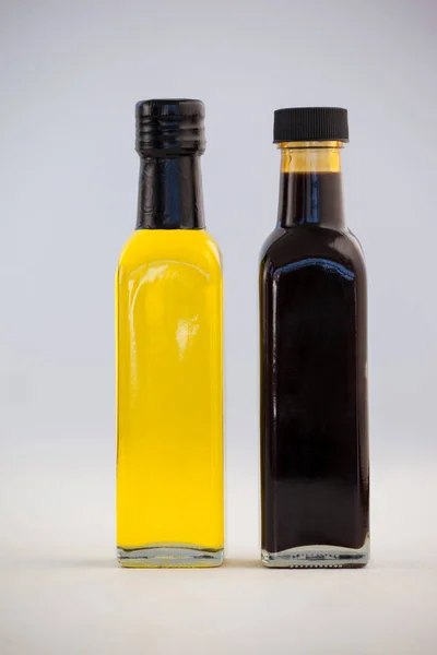 Зеленое и черное оливковое масло на столе — стоковое фото