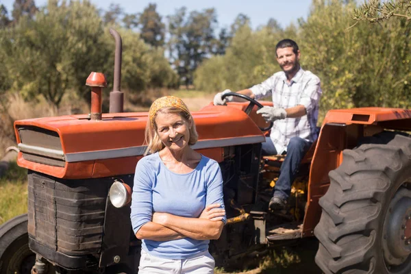 Happy couple in farm — Stock Photo, Image
