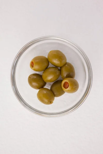 Оливки в стеклянной чаше на столе — стоковое фото