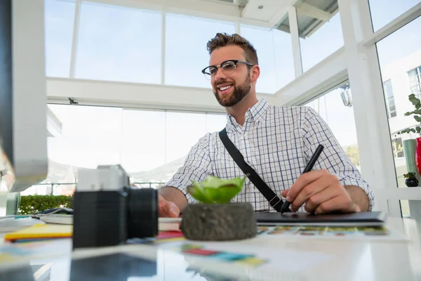 Graphic designer writing on tablet — Stock Photo, Image