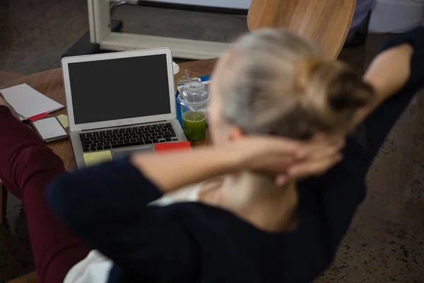 Zakenvrouw met handen achter hoofd — Stockfoto