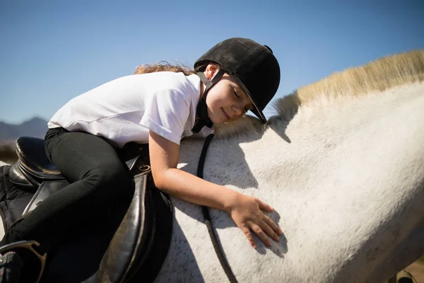Fille embrassant le cheval blanc dans le ranch — Photo