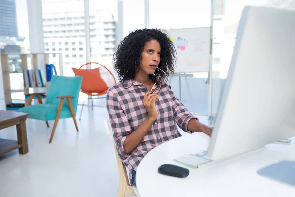 Ejecutiva femenina trabajando en computadora —  Fotos de Stock