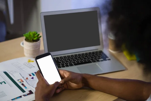 Beskurna bilden av mannen som använder telefon i office — Stockfoto