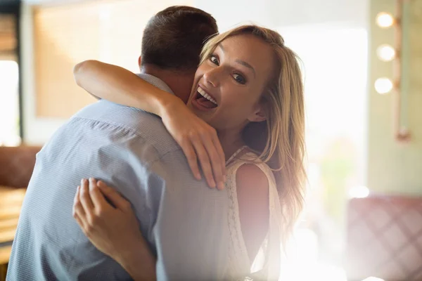 Paar omhelzen elkaar in restaurant — Stockfoto