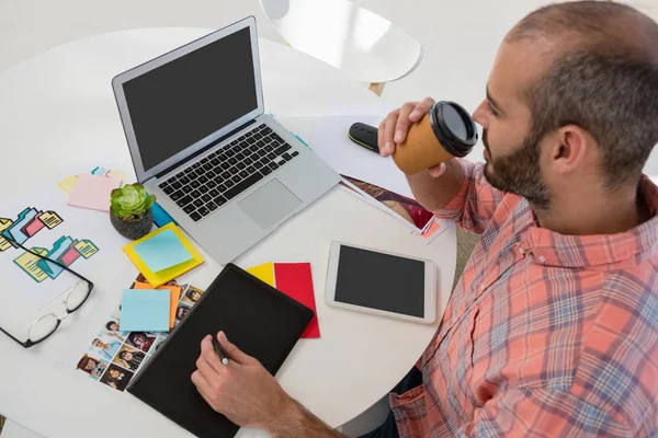 Diseñador de escritura en gráficos tableta — Foto de Stock