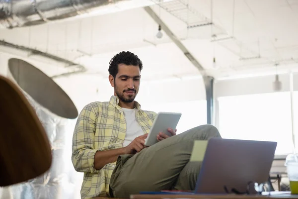Mann nutzt digitales Tablet im Büro — Stockfoto