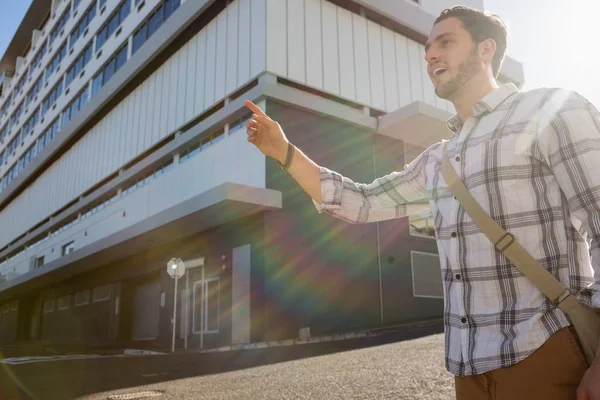 Man gesturing while standing on city — Stock Photo, Image