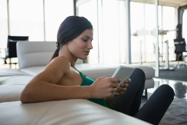 Mujer relajada usando tableta digital — Foto de Stock