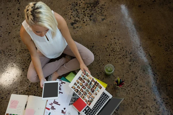 Femme d'affaires détenant le document au bureau — Photo