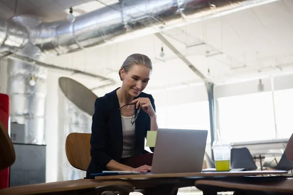 Donna d'affari che utilizza il computer portatile in ufficio — Foto Stock