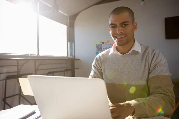 Man using laptop at office on sunny day — Stock Photo, Image