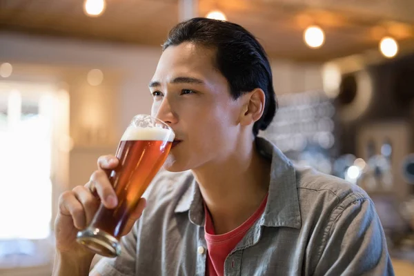 Mann trinkt Bier in Restaurant — Stockfoto