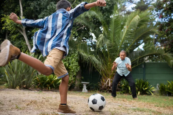 Jongen te voetballen met opa — Stockfoto