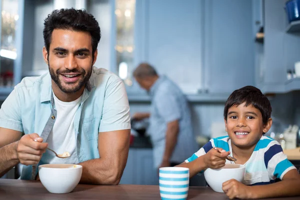 Pai e filho tomando café da manhã — Fotografia de Stock