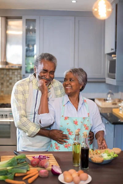 Casal de idosos preparando alimentos — Fotografia de Stock