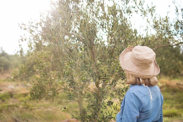Nachdenkliche Frau steht in Olivenbauernhof — Stockfoto